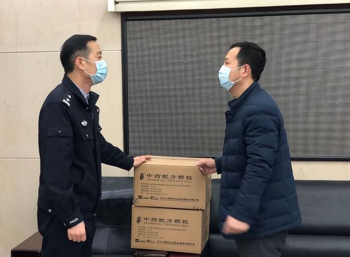 藥都企業遼寧上藥好護士藥業慰問平山公安民警贈送防控藥品
