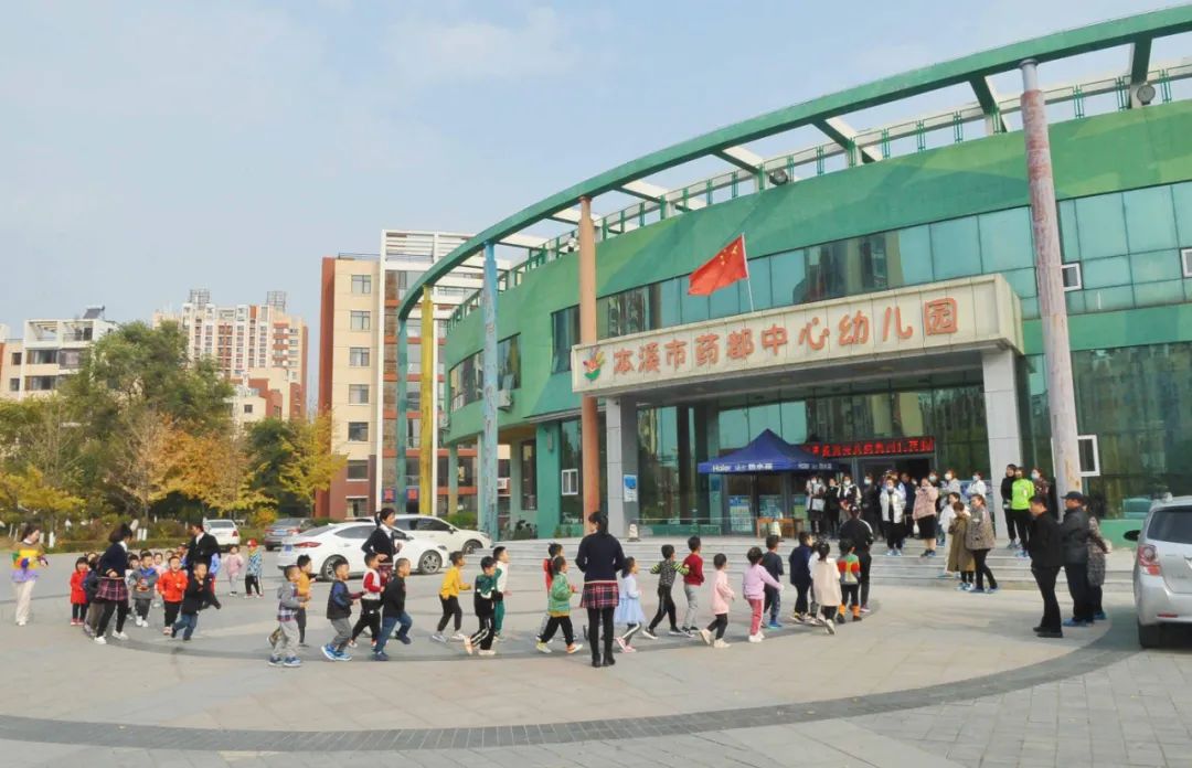 高新區舉行幼兒園園長提高培訓暨“攜手共進促成長”觀摩活動