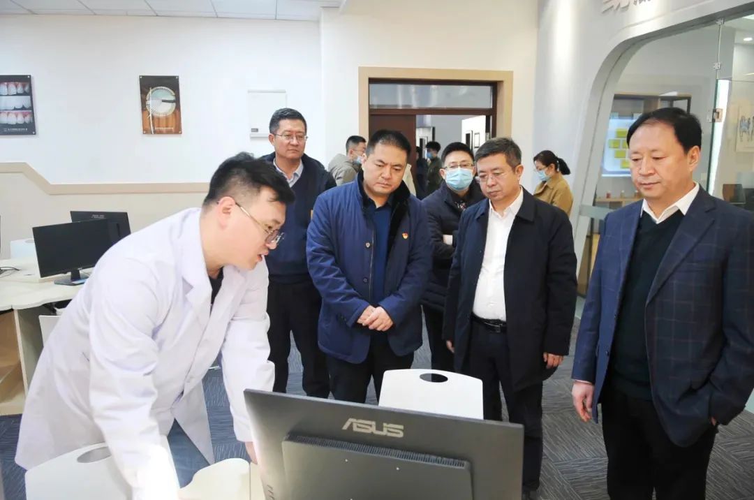 【開展“六個年”活動】張宏斌深入遼寧醫藥職業學院調研座談 現場研究解決實際問題
