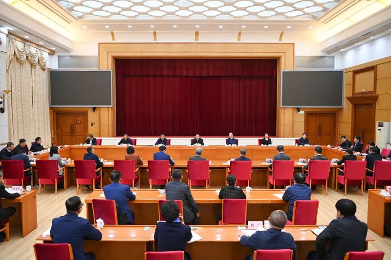 全省民營(yíng)企業(yè)家座談會(huì)召開(kāi) 郝鵬講話(huà) 李樂(lè)成主持