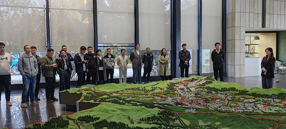 第七屆（2024）中國醫療器械創新創業大賽暨中國藥都第二屆醫療器械協同創新發展大會部分參賽選手和與會企業家走進本溪高新區參觀