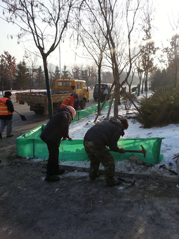 高新區為公共綠地穿上一層“防護衣”