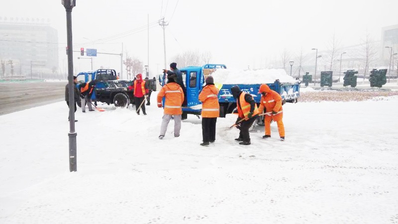 高新區(qū)連夜除雪保道路暢通