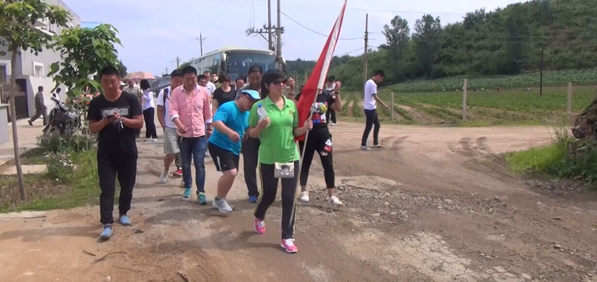 张其寨街道开展“爱家乡、赏园景”徒步走活动