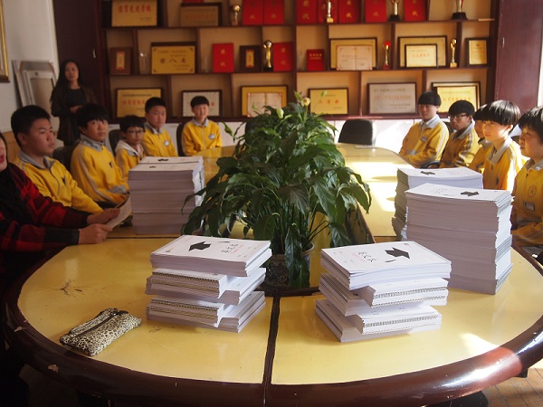 遼寧博碩向學生送作業本獻愛心