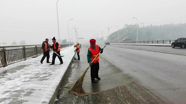 高新區城市管理局迎戰今冬首場降雪