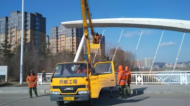 高新區(qū)城市管理局四天完成飛燕橋亮化維修工作