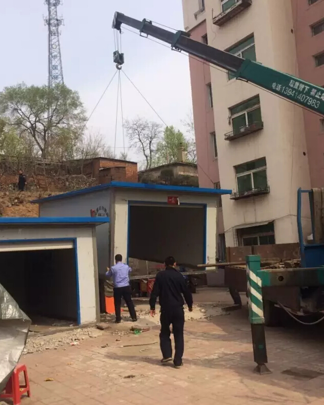 區城市管理局拆除府南小區10處違建