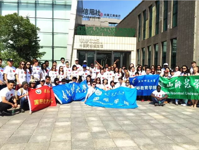 百名外國留學生參觀中國藥都