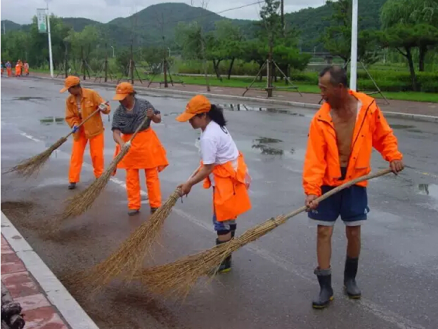 區城市管理局多措并舉全力恢復雨后市容環境