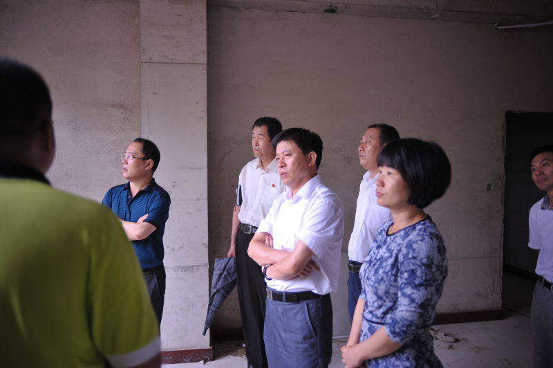 楊軍生視察玉靈山公墓建設(shè)情況