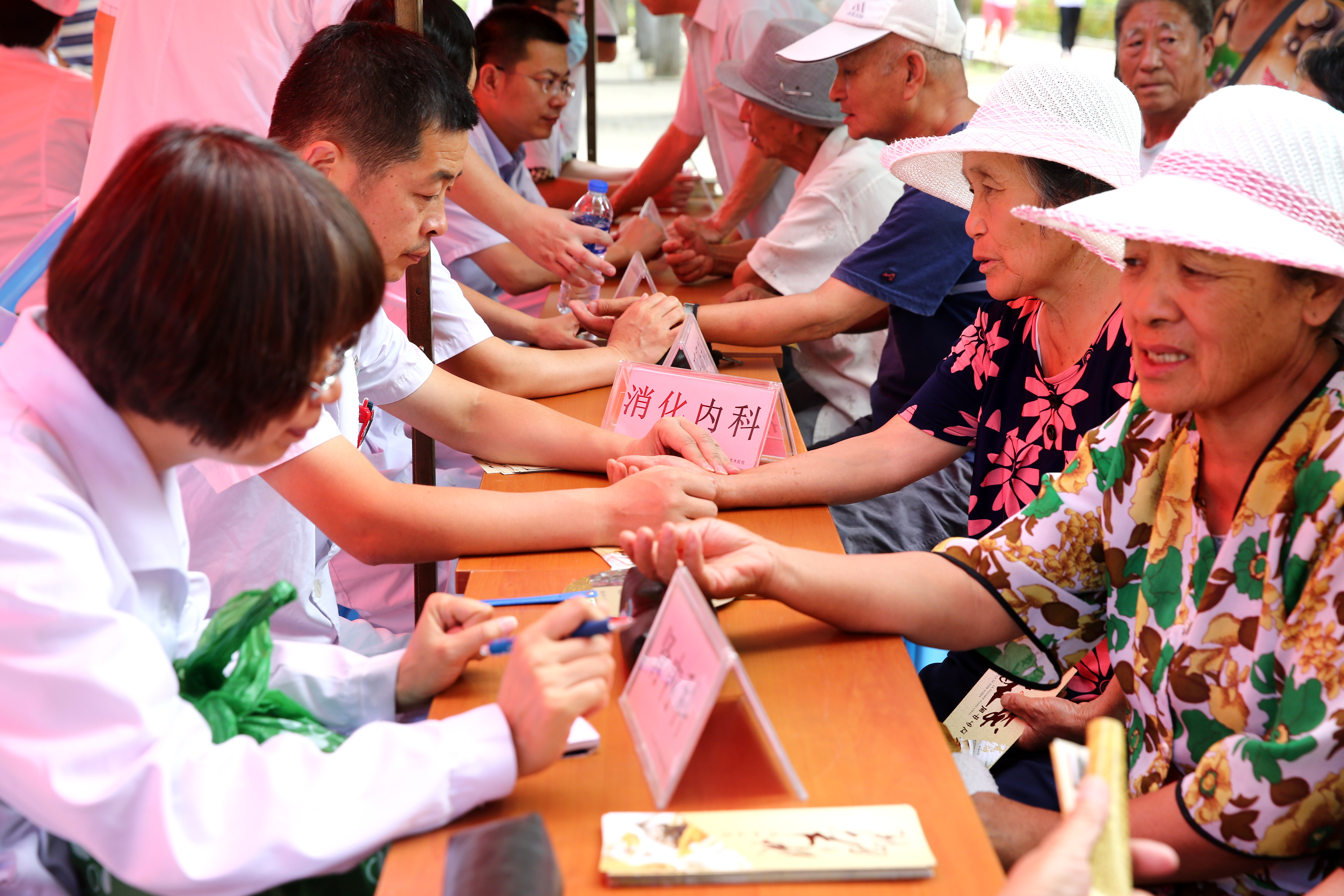 遼寧中醫(yī)藥大學(xué)附屬醫(yī)院沈本醫(yī)院開(kāi)展“踐行兩學(xué)一做 服務(wù)山城百姓”義診活動(dòng)
