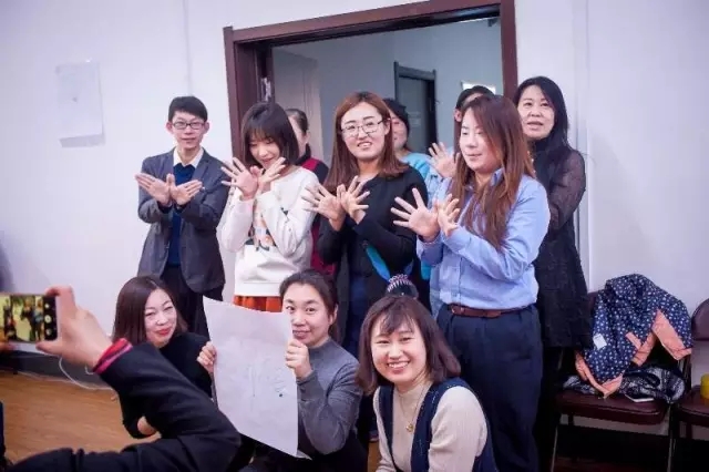 高新區開展慶“三八”心理團訓活動