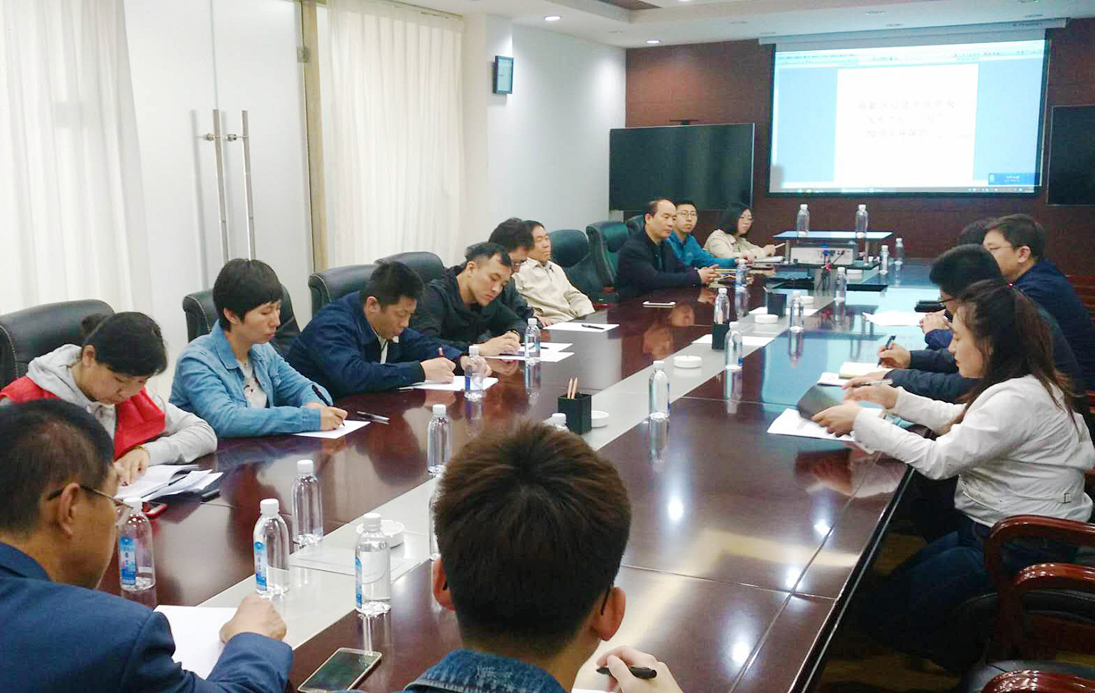 高新區召開紀念中共中央發布“五一口號”70周年座談會